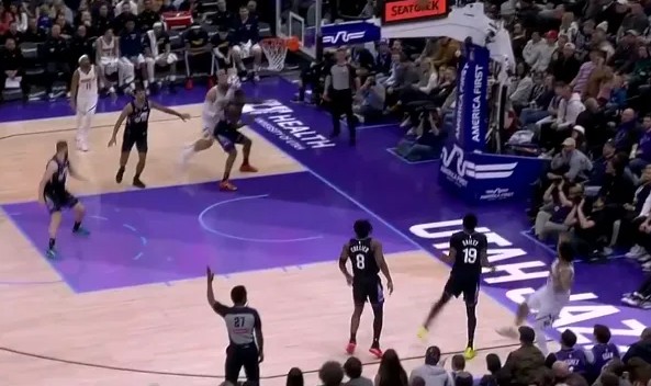 u球体育直播-默里底角极限后仰三分再中，第三节已经独自砍下15分